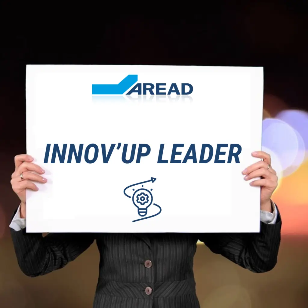 Une personne tenant une feuille blanche sur laquelle figurent les mots « Innov'up leader » et le logo d'Aread.