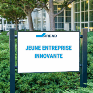 enseigne d'entreprise blanche dans un jardin avec le logo d'aread et le texte Jeune Entreprise Innovante
