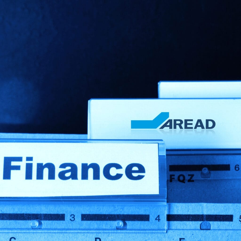 Il est écrit finance et Aread sur les dossiers des bureaux d'affaires montrant le concept de réussite financière. Cette image fait référence à l'article sur le montage de dossier de financement