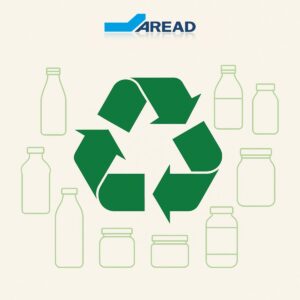Logo AREAD accompagné d’un symbole de recyclage vert entouré de dessins d’emballages réutilisables, illustrant le réemploi et l’économie circulaire.