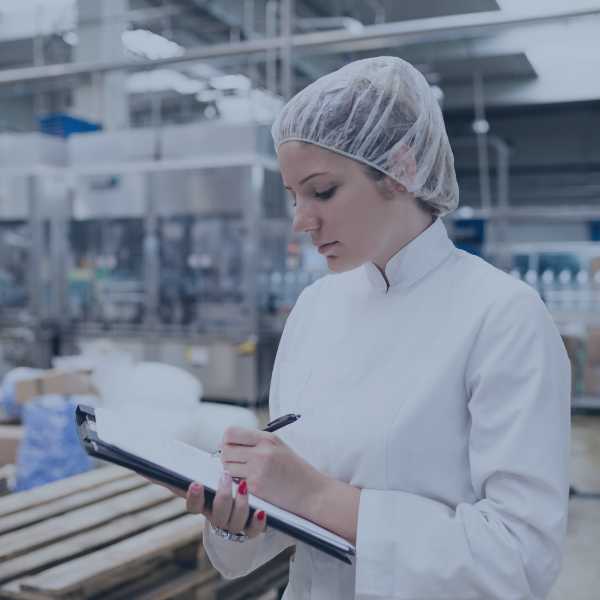 Chaîne de production industrielle illustrant les besoins en financement R&D, innovation, investissements et transition énergétique accompagnés par AREAD pour les entreprises du secteur industriel