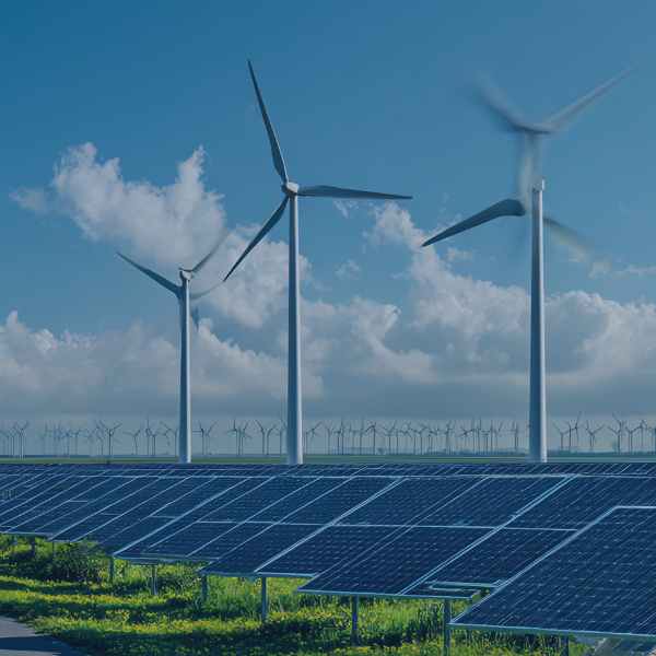 Installations énergétiques et infrastructures environnementales illustrant les projets financés grâce aux dispositifs publics d’innovation, transition écologique et investissement accompagnés par AREAD