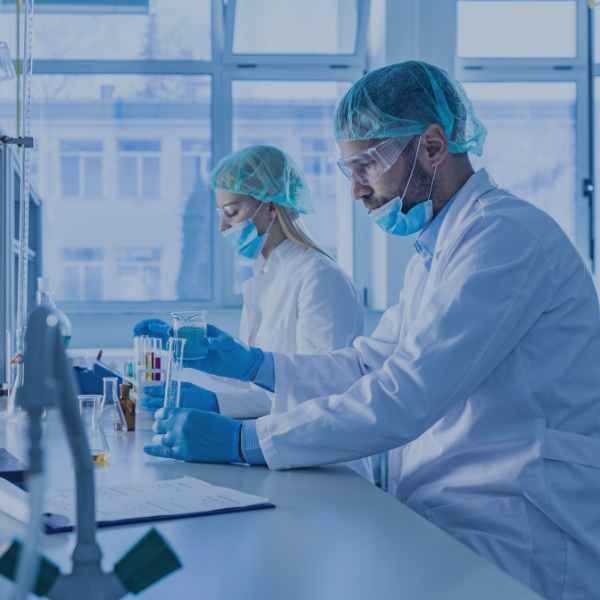 Chercheurs en laboratoire santé et biotechnologie développant des solutions innovantes, illustrant les projets financés via CIR, CII, JEI et subventions accompagnés par AREAD