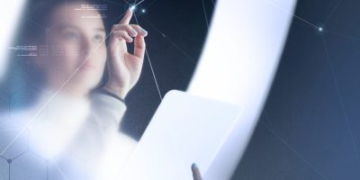 Collaborateurs analysant des données numériques pour piloter la Transformation digitale des entreprises