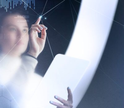 Collaborateurs analysant des données numériques pour piloter la Transformation digitale des entreprises