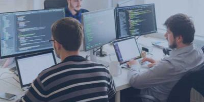 Développeurs et ingénieurs travaillant sur des solutions numériques innovantes, représentant les projets technologiques financés via CIR, CII ou subventions avec AREAD IP Box : valorisation fiscale des revenus issus de la R&D, brevets et logiciels