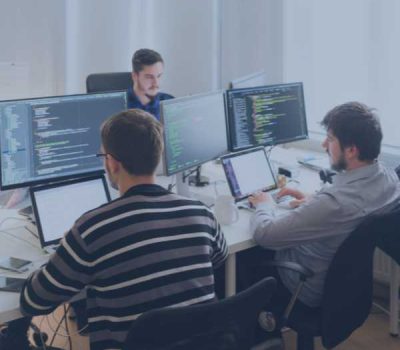 Développeurs et ingénieurs travaillant sur des solutions numériques innovantes, représentant les projets technologiques financés via CIR, CII ou subventions avec AREAD IP Box : valorisation fiscale des revenus issus de la R&D, brevets et logiciels