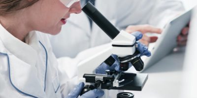 Équipe R&D travaillant sur un projet de recherche scientifique éligible au Crédit d’Impôt Recherche (CIR) Équipe R&D en entreprise estimant le montant du crédit d’impôt recherche Financement R&D et innovation pour entreprises industrielles et technologiques
