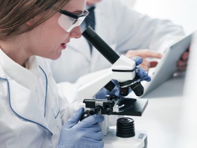 Équipe R&D travaillant sur un projet de recherche scientifique éligible au Crédit d’Impôt Recherche (CIR) Équipe R&D en entreprise estimant le montant du crédit d’impôt recherche Financement R&D et innovation pour entreprises industrielles et technologiques