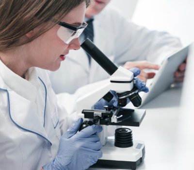 Équipe R&D travaillant sur un projet de recherche scientifique éligible au Crédit d’Impôt Recherche (CIR) Équipe R&D en entreprise estimant le montant du crédit d’impôt recherche Financement R&D et innovation pour entreprises industrielles et technologiques