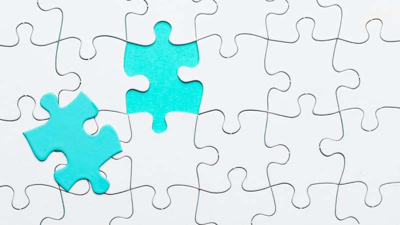 Pièces de puzzle représentant la combinaison subventions, crédits d’impôt et financements privés dans le financement hybride entreprise