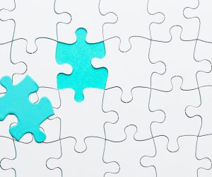 Pièces de puzzle représentant la combinaison subventions, crédits d’impôt et financements privés dans le financement hybride entreprise