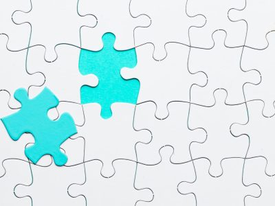 Pièces de puzzle représentant la combinaison subventions, crédits d’impôt et financements privés dans le financement hybride entreprise