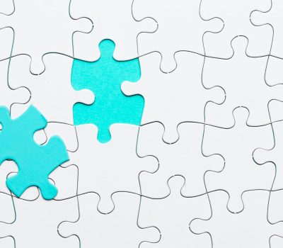 Pièces de puzzle représentant la combinaison subventions, crédits d’impôt et financements privés dans le financement hybride entreprise