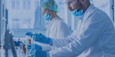 Chercheurs en laboratoire santé et biotechnologie développant des solutions innovantes, illustrant les projets financés via CIR, CII, JEI et subventions accompagnés par AREAD fiscalité de la recherche et de l'innovation