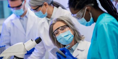 optimiser votre crédit d’impôt recherche (CIR) : conditions d’éligibilité, dépenses concernées et astuces de déclaration. subventions publiques dans l'industrie agroalimentaire en France Chercheurs en laboratoire réalisant des travaux de R&D éligibles au Crédit d’Impôt Recherche, dispositif que AREAD sécurise et optimise pour les entreprises innovantes en France Financement de l’innovation et projets de recherche et développement industriel