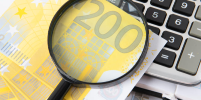 Un livre ouvert portant le logo d'AREAD. En son centre, une image de couverture représentant le Crédit d'Impôt Recherche, en lien avec l'article sur l'éligibilité au Crédit d'Impôt Recherche en 2025.