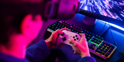 des manettes de jeux vidéo en arrière-plan, ce qui signifie l'article sur les aides publiques aux jeux vidéos écrit pour le blog d'aread.