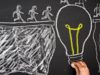 Illustration sur tableau noir représentant le Crédit d'Impôt en faveur de la recherche Collaborative (CICo) sous forme d'une ampoule servant de pont entre deux falaises, avec des personnages en train de traverser. Logo AREAD en haut à gauche.