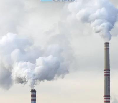 Sur cette image, nous voyons des fumées et des usines. L'image a pour but de représenter l'appel à projets Première Usine du plan investissement de France 2030.