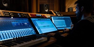 Professionnel travaillant sur une composition musicale dans un studio d’enregistrement.
